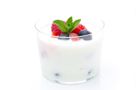 酸奶与不同的新鲜浆果和薄荷的玻璃烧杯