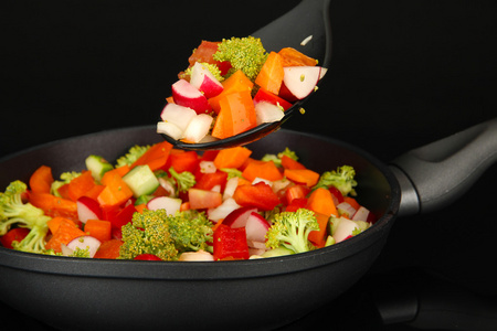蔬菜炖肉锅里，孤立在黑色