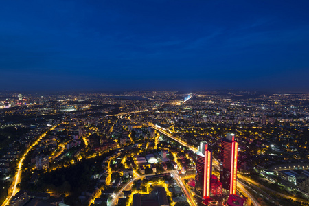 摩天大楼 博斯普鲁斯海峡和桥在晚上，伊斯坦布尔，土耳其