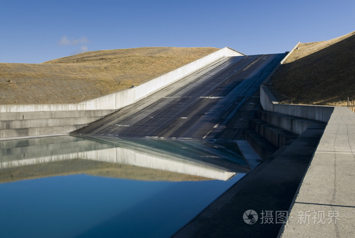 大坝溢洪道 普卡基湖坝.麦肯齐的国家,新西兰坎特伯雷,南港岛