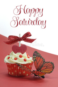 红色主题纸杯蛋糕，红色和白色背景上有蝴蝶图案，星期六快乐示例文本