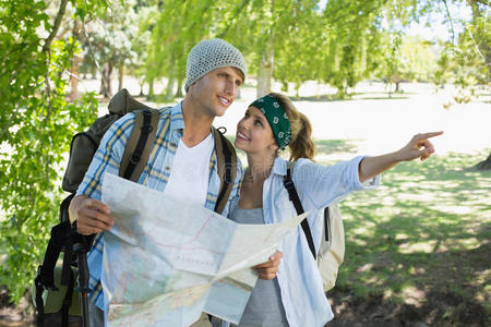 一对正在徒步旅行的夫妇正在查阅地图