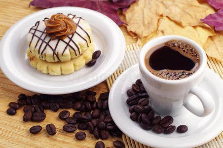一杯咖啡和小蛋糕