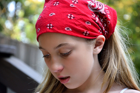 伤心的青春期女孩戴着红头巾图片