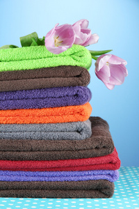 堆的色彩鲜艳的毛巾，在蓝色背景