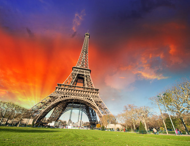 法国巴黎。美妙的看法埃菲尔铁塔有花园和 co