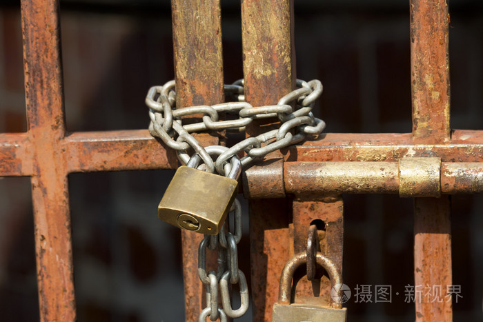 旧生锈门上的锁的链