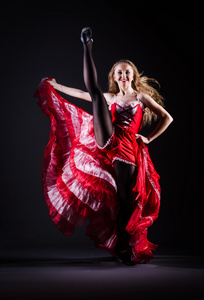 红色穿裙子跳舞跳舞的女孩图片
