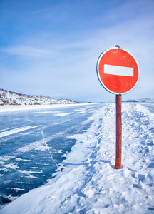 交通标志在贝加尔湖冰面上