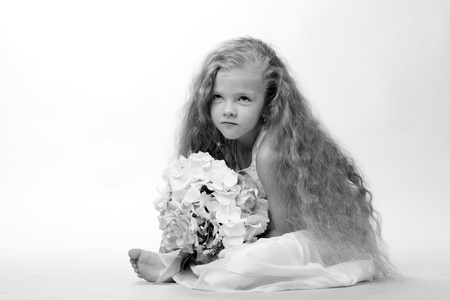黑白摄影的美丽的欧洲小女孩图片
