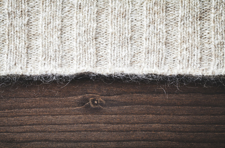 在木材上的羊毛毛衣