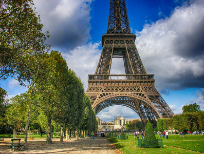巴黎。精彩 9 月颜色的埃菲尔铁塔和香榭丽舍大街德