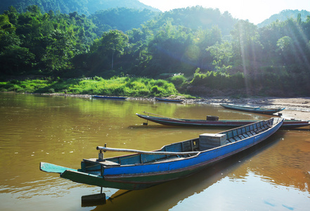 小船在老挝