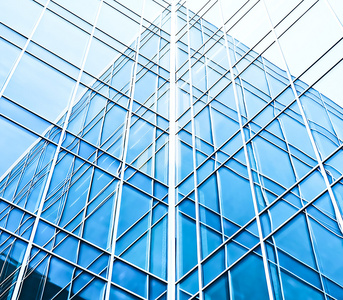 透明玻璃墙的办公大楼