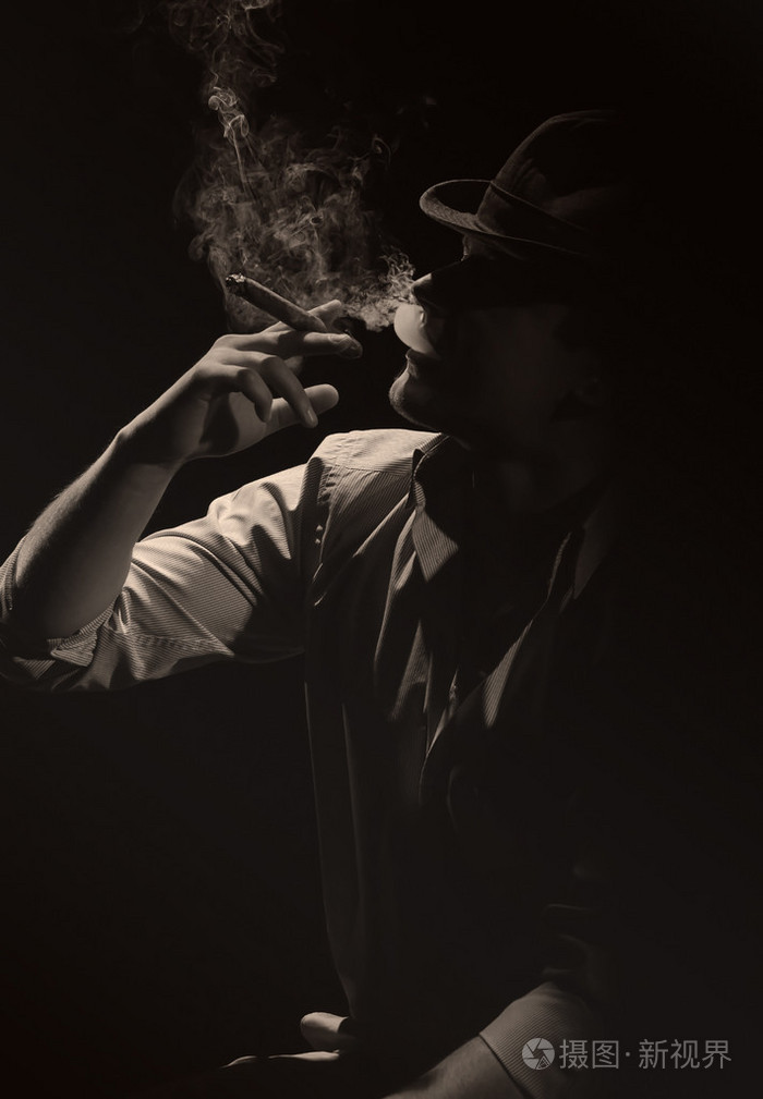 摄图新视界 照片 抽象 抽烟的男人在黑暗中.jpg