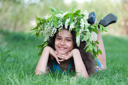 十几岁的女孩与樱花在她头上的花环