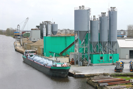 船在港口的水泥厂。荷兰