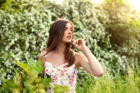 与假花束的美丽微笑女模特肖像