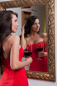 美丽的女孩穿着红色的长摆了老式的 scene.young 美丽穿红色衣服的女子穿上红衣服看着镜子中老 hotel.sensual
