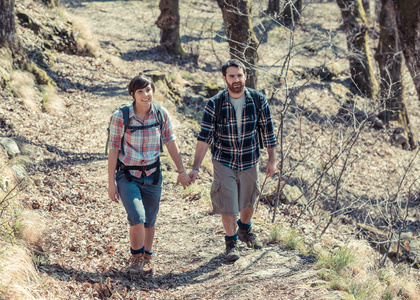 年轻的夫妇在性质上徒步旅行