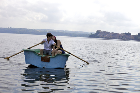 幸福的夫妻在意大利度假在船上的爱