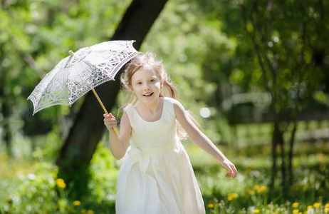 在公园玩耍的夏天花边雨伞的女孩