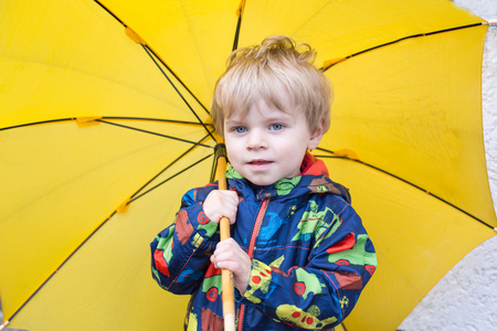 黄伞，户外的可爱的小孩男孩