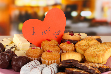 与情人节卡在咖啡馆中表上的甜饼干
