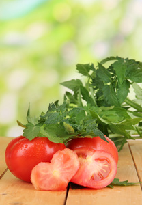 新鲜番茄和年轻植物自然背景上的木桌上