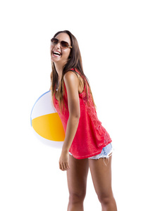 女人与一个沙滩球