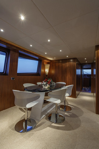 意大利的维亚雷吉奥 82 豪华游艇，餐桌椅，餐桌