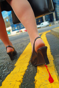 户外散步的女性鞋子的特写视图图片