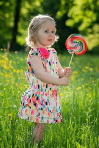一个小女孩用一根棒棒糖的肖像