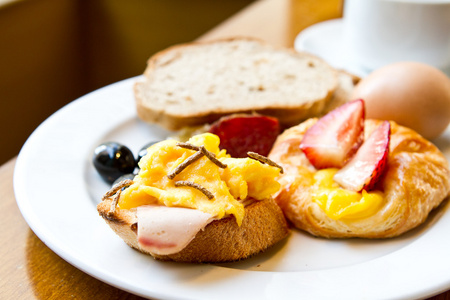 健康的早餐面包 鸡蛋和草莓