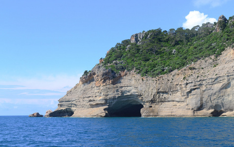 岩岸与石窟和海