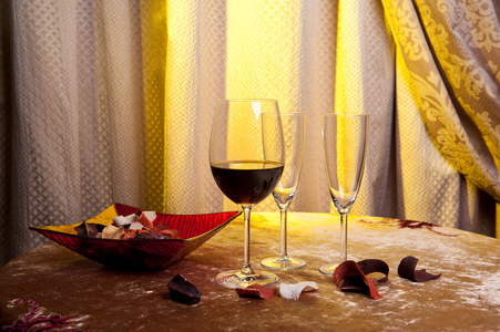 两杯红葡萄酒在一个复古的房间桌上