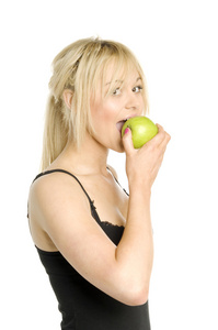 在白色背景上孤立的女人吃苹果
