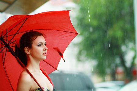 持有一把红伞的女人