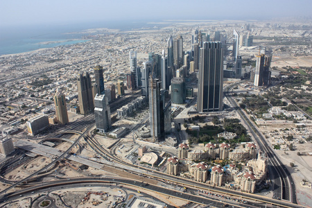 谢赫扎耶德路和市中心的摩天大楼迪拜