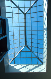 现代建筑玻璃和金属屋顶