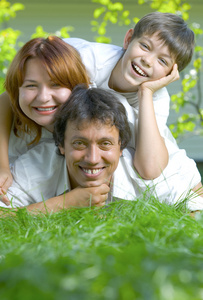 夏季环境快乐的年轻家庭的肖像