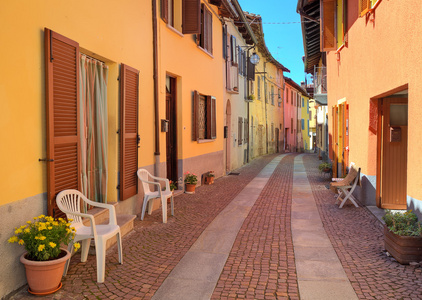 狭窄的鹅卵石的街道之间多彩房子在意大利