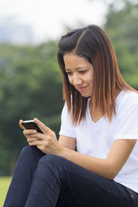 女人在做她的手机上的活动