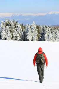 自然摄影师在山中徒步旅行