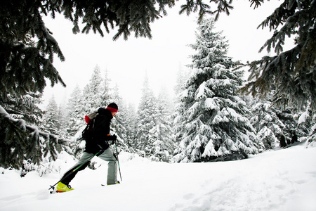 在冬季气候条件恶劣的滑雪旅游