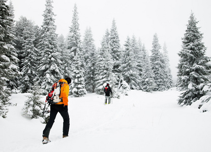 在冬季气候条件恶劣的滑雪旅游