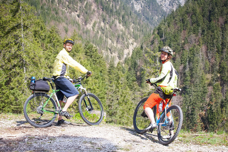 Freunde auf dem Fahrrad一辆自行车上的朋友