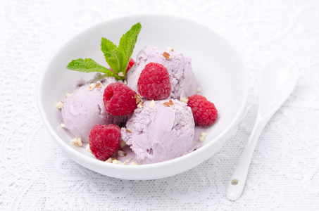 冰淇淋的树莓在白碗