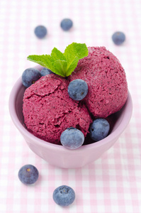 清爽蓝莓果汁冰糕和新鲜蓝莓