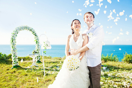 巴厘岛在海滩上的浪漫婚礼